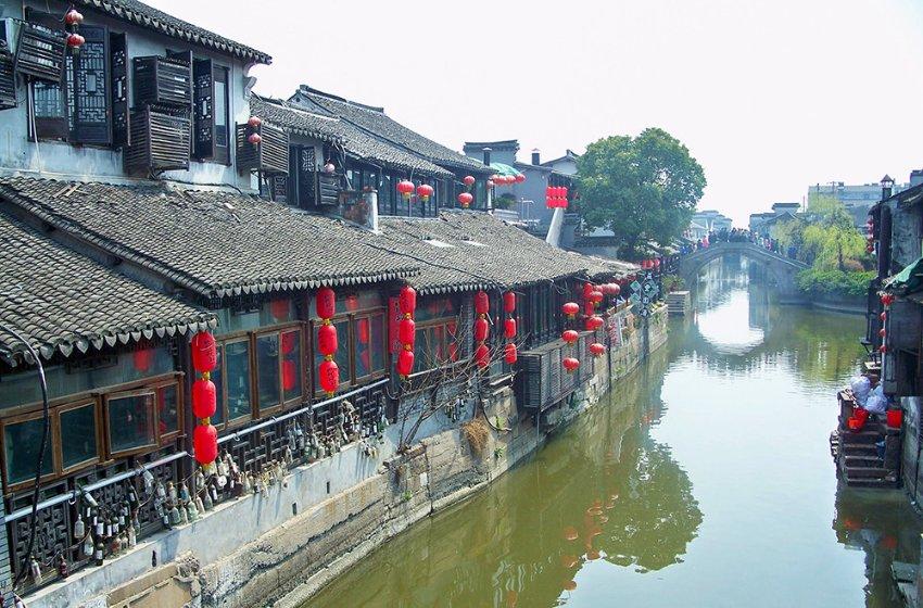 新加坡偶遇张雨绮,她对工作人员说“挡到了”怕路人拍不到她全身